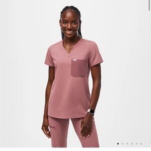 NWT new Figs women's Mauve Catarina Contrast Scrub Top - M / Mauve/Dark Mauve